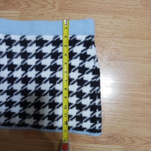 H&M fuzzy mini skirt. EUC. Size xs. - Picture 6 of 9
